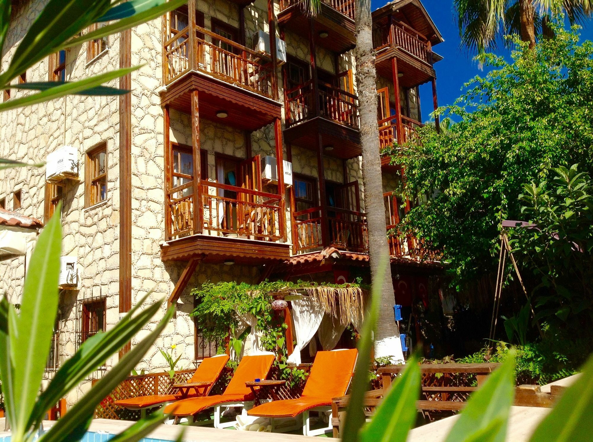 Tuana Hotel Side Exterior photo