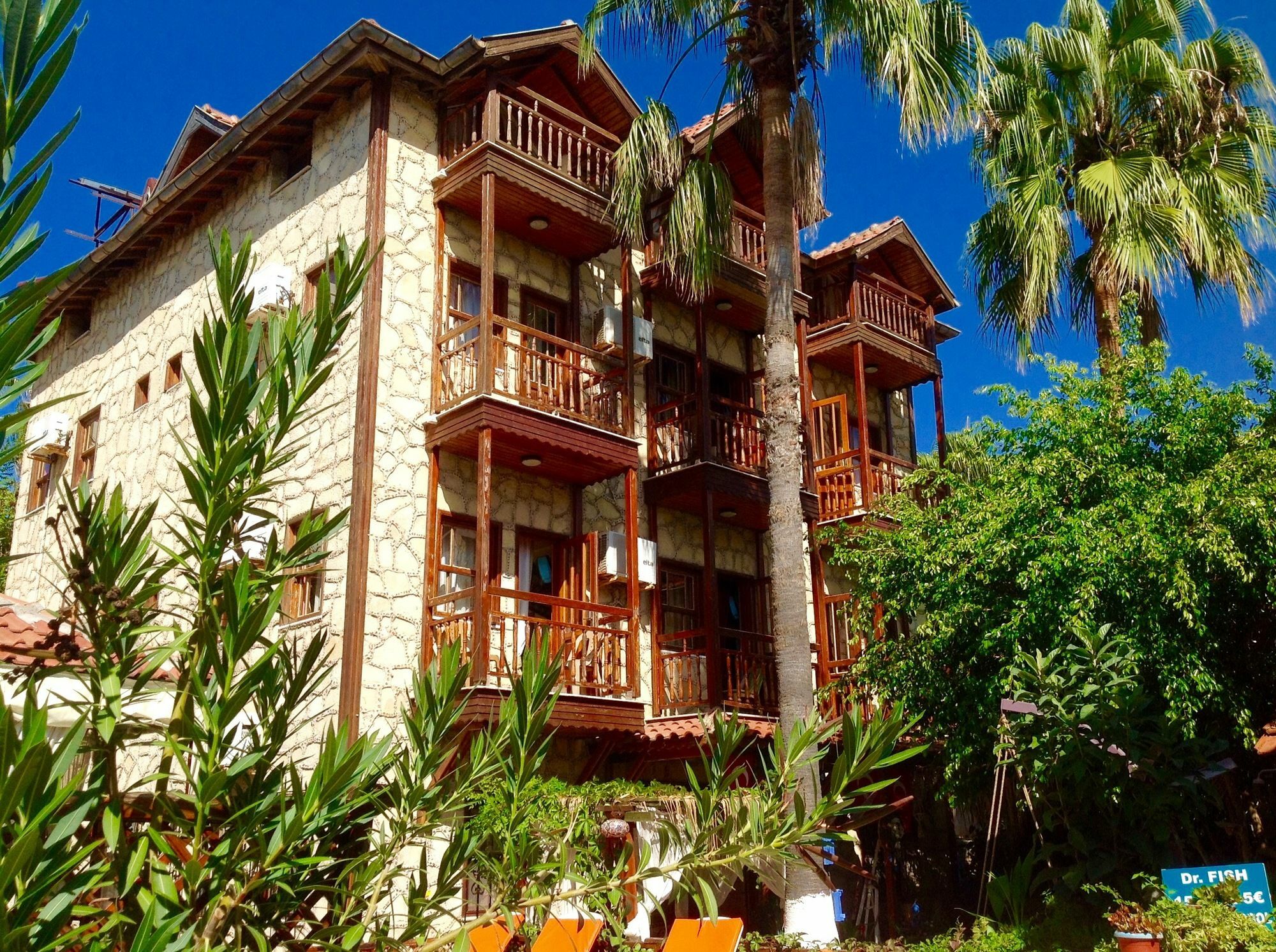 Tuana Hotel Side Exterior photo